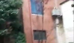 网友爆料坠楼视频,惊险一幕！高空坠楼视频引发网友热议